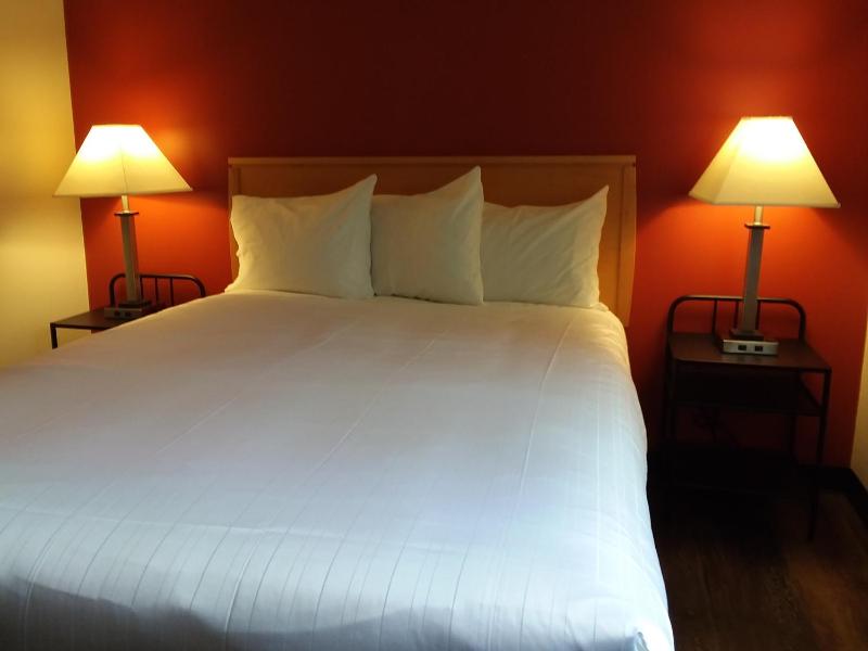Queen Room - Disability Access image 3