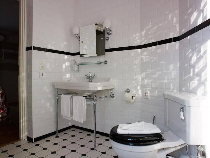 Deluxe Double Room image 3