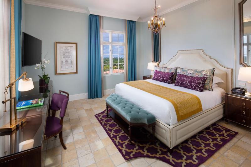 One Bedroom Suite with King Bed image 3