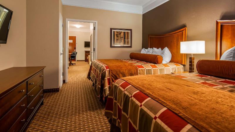 One-Bedroom Queen Suite with Two Queen Beds and Sofa Bed image 1