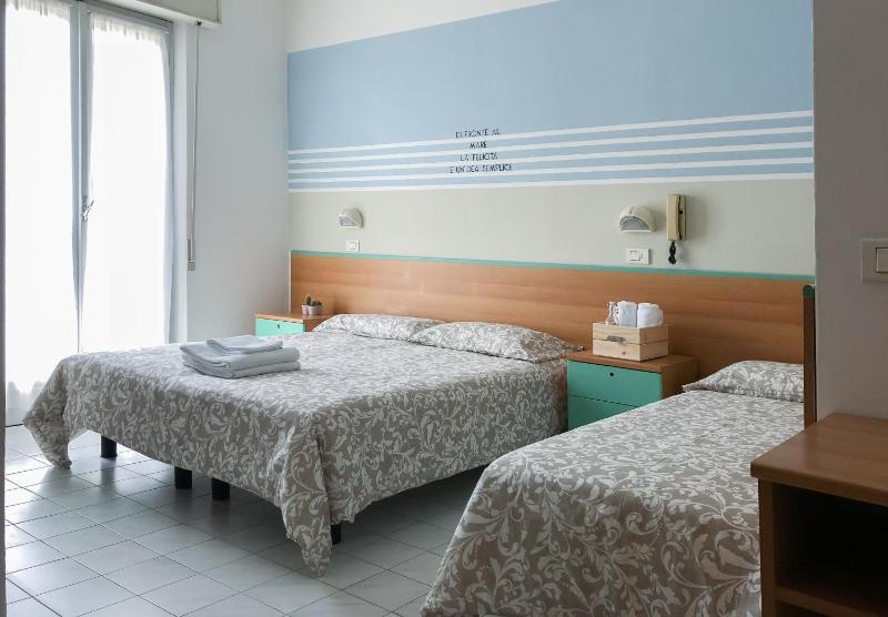 Standard Triple Room image 2
