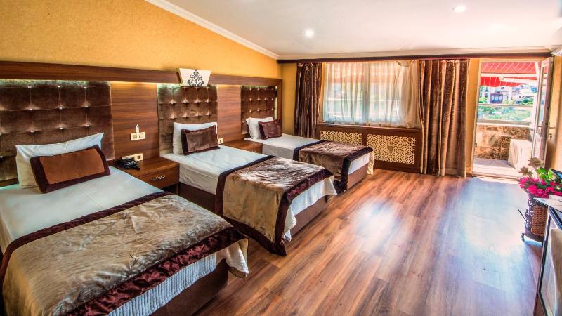 Triple Room with Balcony image 2