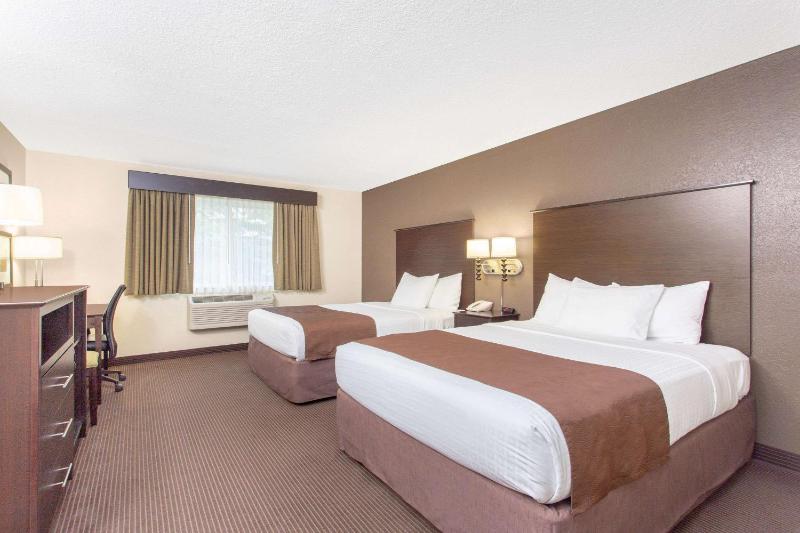 Queen Room with Two Queen Beds - Non-Smoking image 1