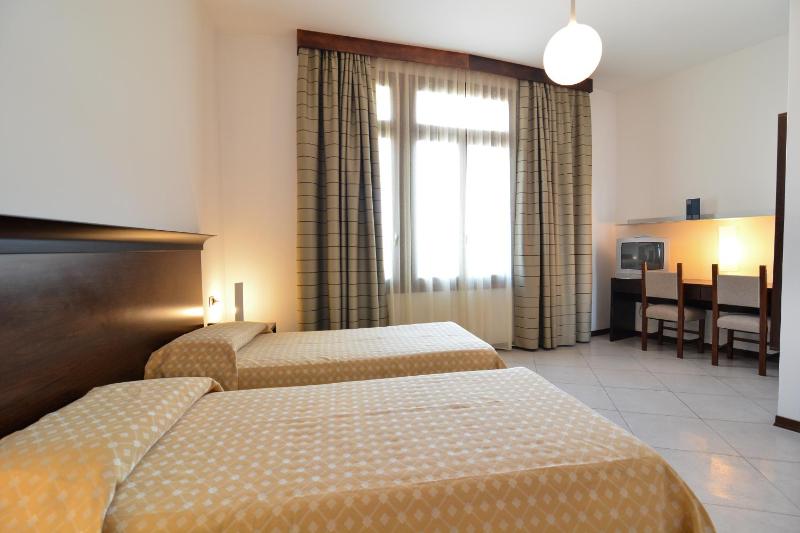 Classic Twin Room image 3