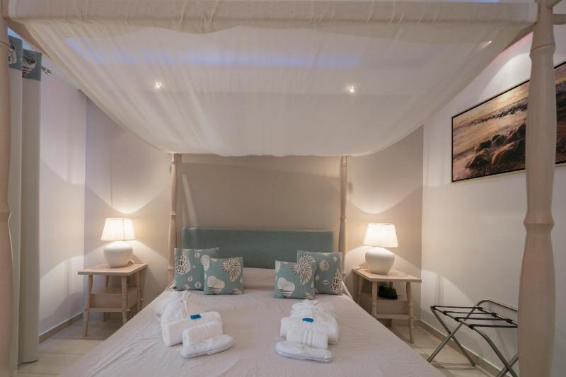 Deluxe Double Room with Sea View image 3
