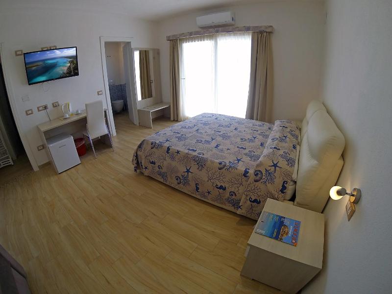 Superior Double Room with Balcony image 4