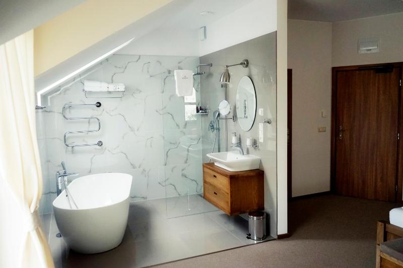 Deluxe Double Room with Bath image 4