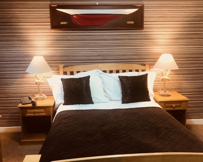 Small Double Room image 3