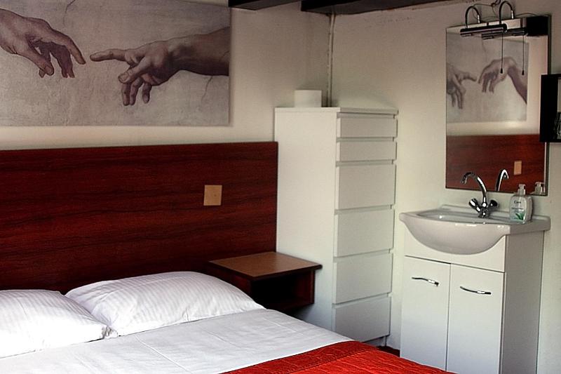 Single Room with Shared Facilities image 4
