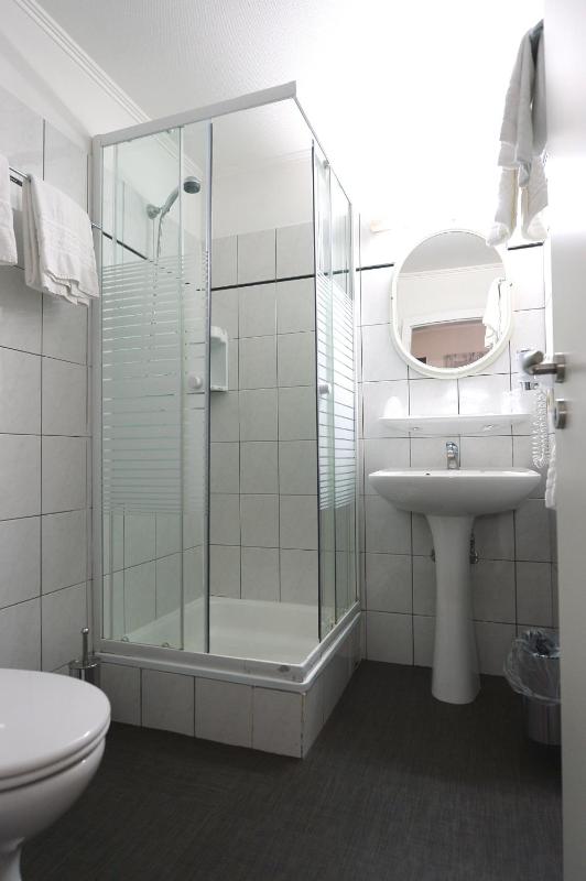 Standard Twin Room image 3