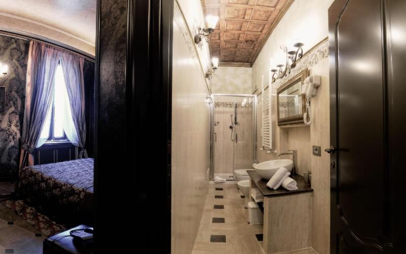 Double Room with City View image 3