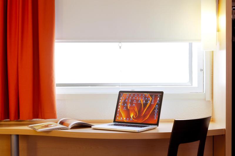 Standard Room with 2 Single Beds image 3