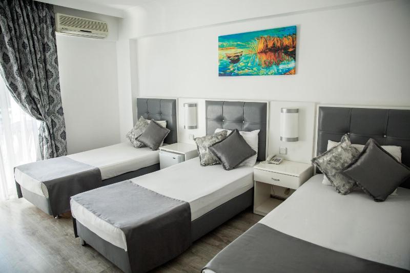 Standard Triple Room image 3