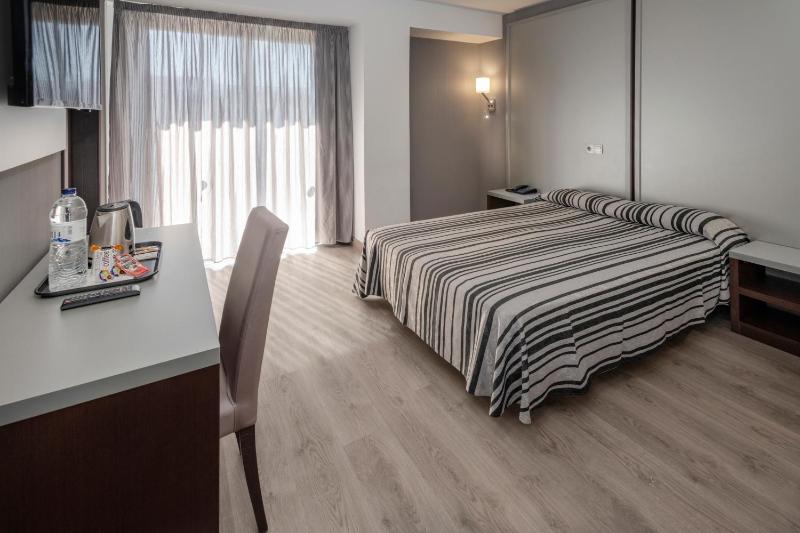 Double or Twin Room image 4