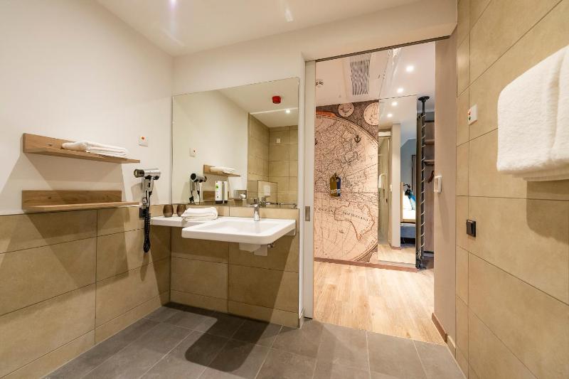 Large Double Room image 3