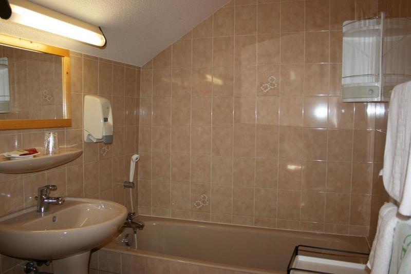 Twin Room image 4