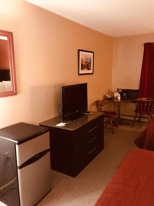 Double Room with Queen Bed image 1