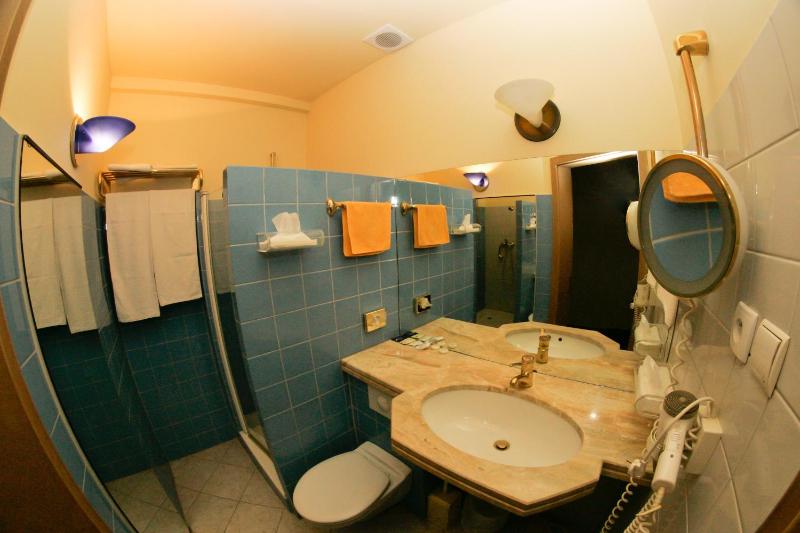 Quadruple Room image 4