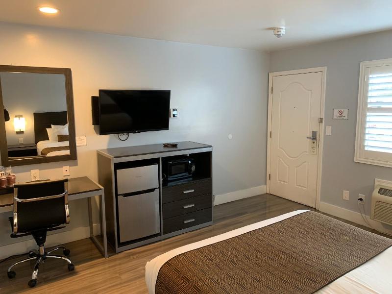 Queen Room - Disability Access image 4