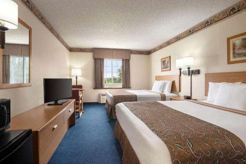 Queen Room with Two Queen Beds - Non-Smoking image 4