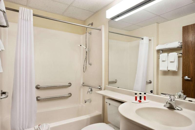 Queen Room - Mobility Access/Non-Smoking image 2