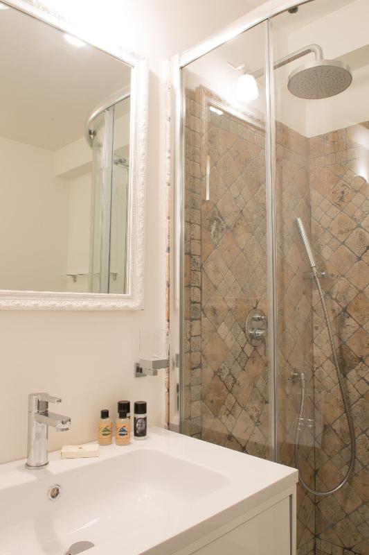 Classic Triple Room with Garden View image 3
