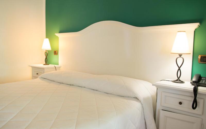 Classic Triple Room with Garden View image 4