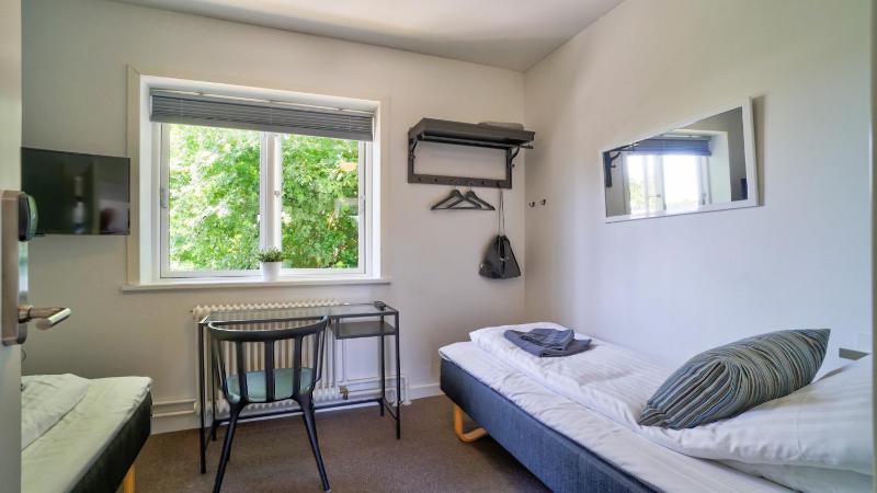 Twin Room with Shared Bathroom image 1