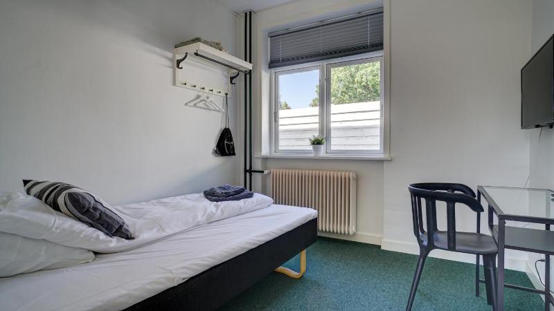Single Room with Shared Shower and Toilet image 3