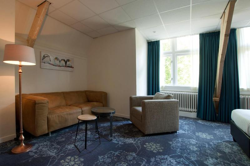 Deluxe Twin Room image 3