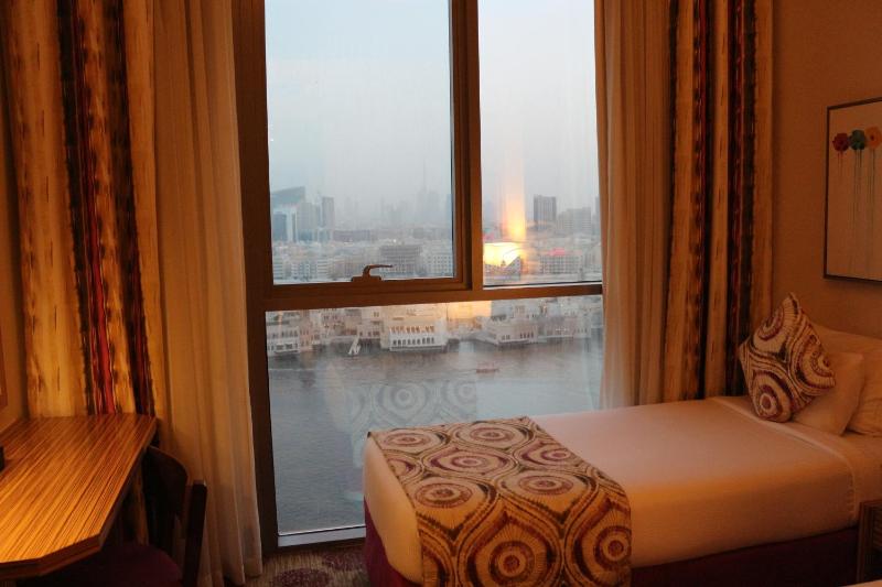 Deluxe Triple Room With Burj Khalifa View  image 2
