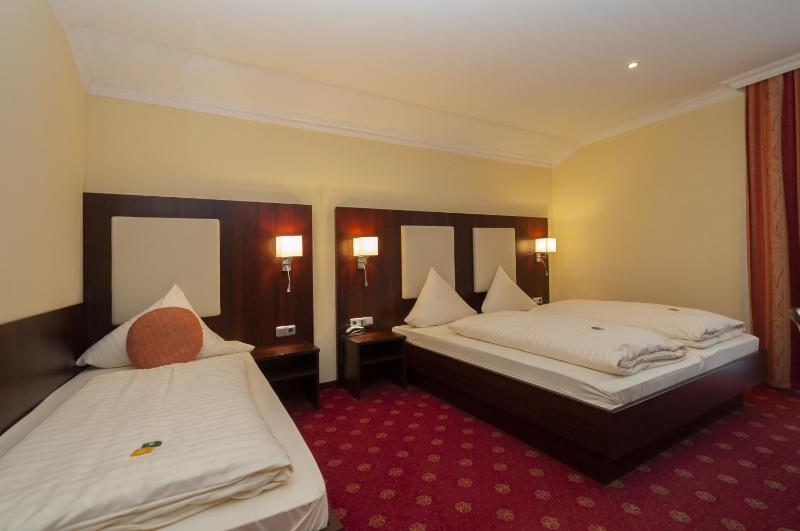 Deluxe Triple Room image 4