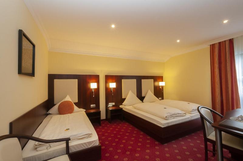 Deluxe Triple Room image 2