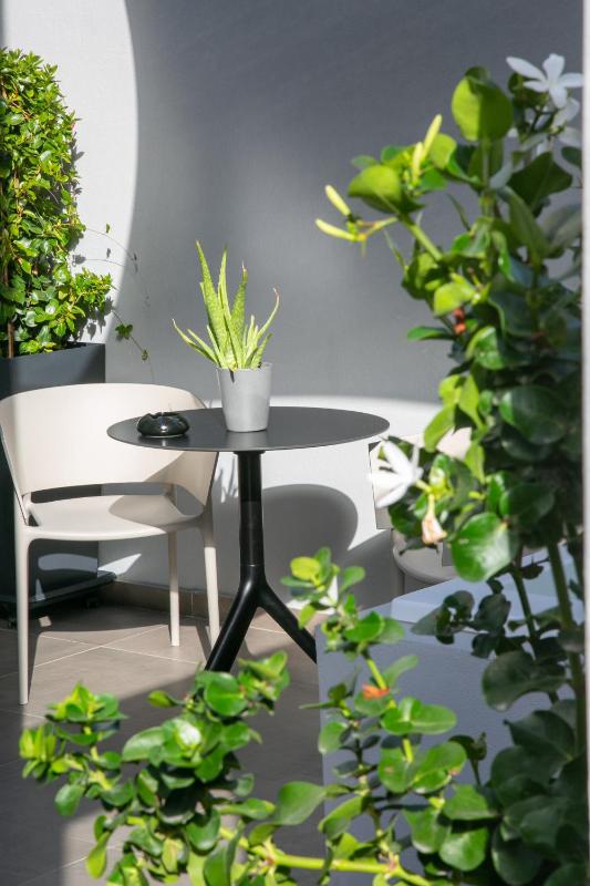 Deluxe Suite with Outdoor Hot Tub image 4