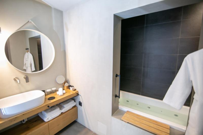 Executive Suite with Outdoor Hot Tub image 2