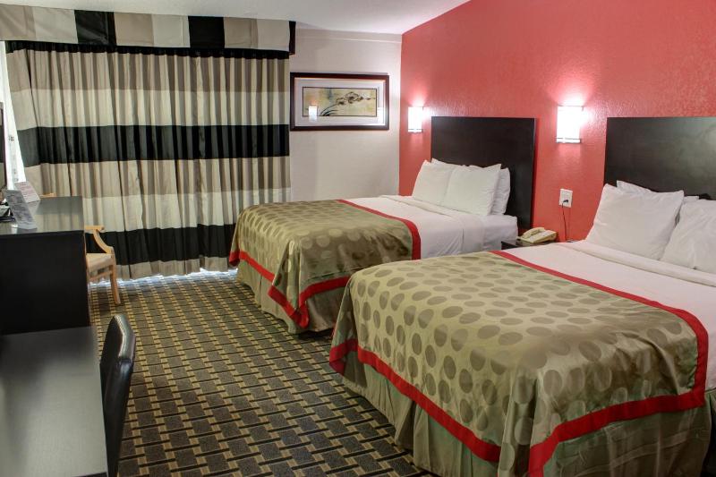 Queen Room with Two Queen Beds - Non-Smoking image 3