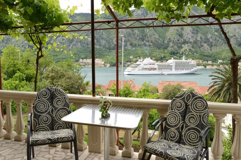 One-Bedroom Apartment with Sea View image 4