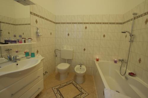 Quadruple Room image 3