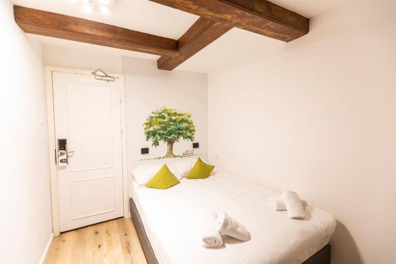 Standard Double Room image 3