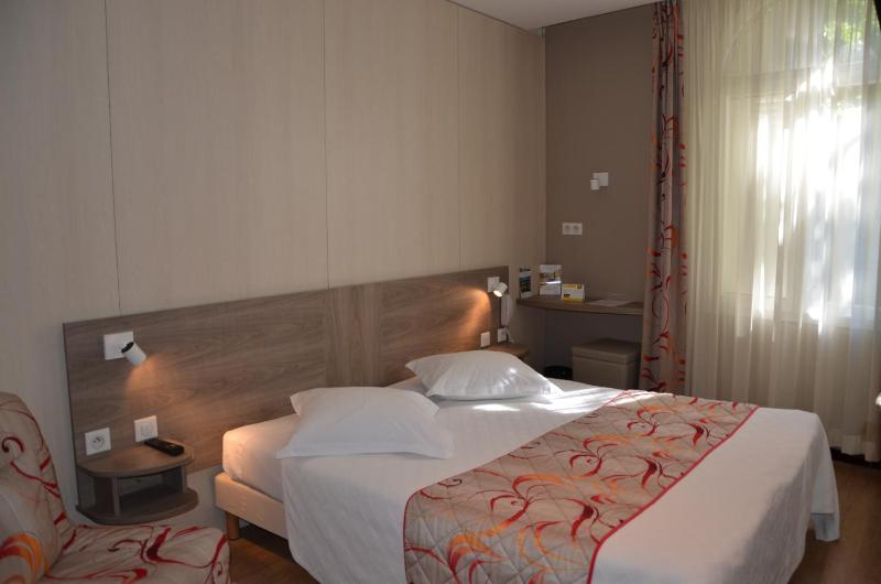 Standard Double or Twin Room image 4