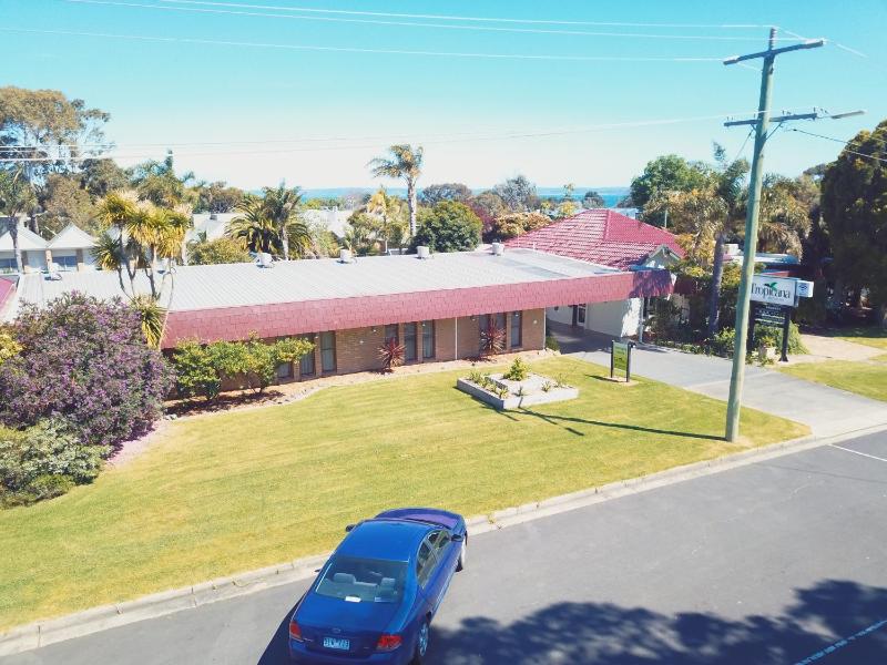 Tropicana Motor Inn - image 7