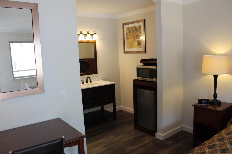 Deluxe King Suite image 2