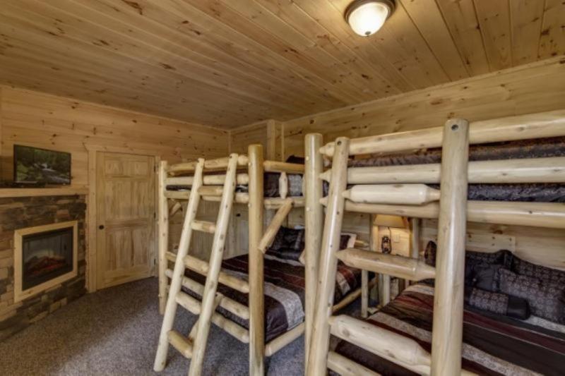 Nine-Bedroom House image 2