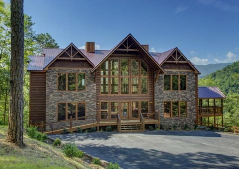 Nine-Bedroom House image 3