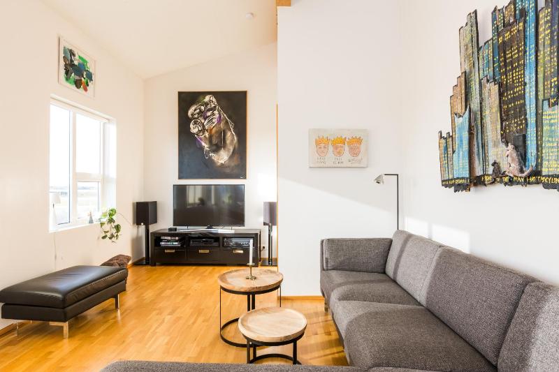 Three-Bedroom Apartment with Balcony image 1