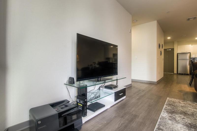 One-Bedroom Apartment image 2