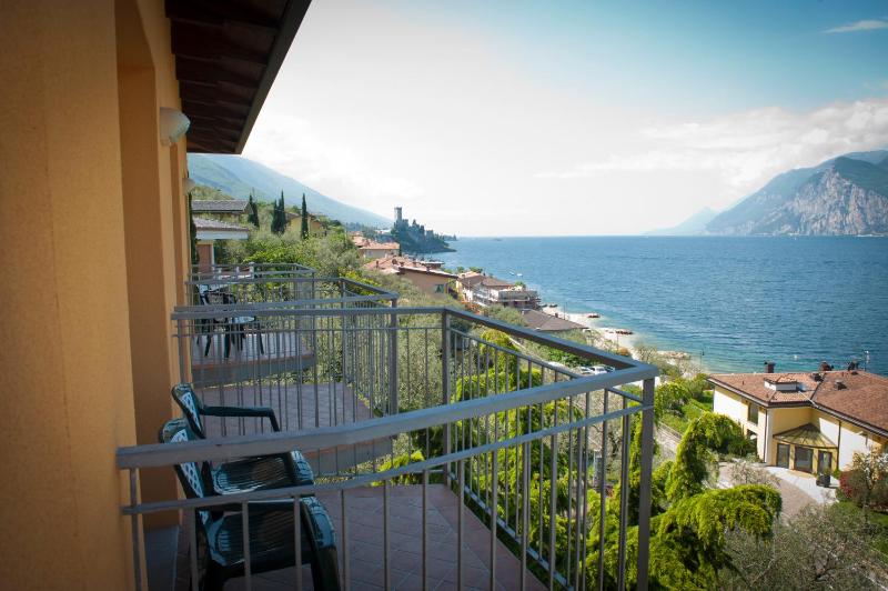 Standard Double or Twin Room with Lake View image 4