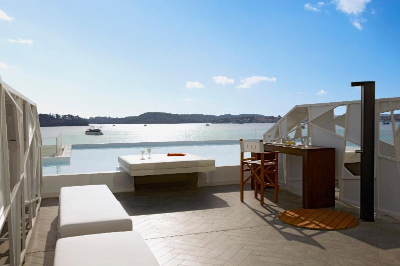 Luux Suite with Shared Pool and Sea View image 3
