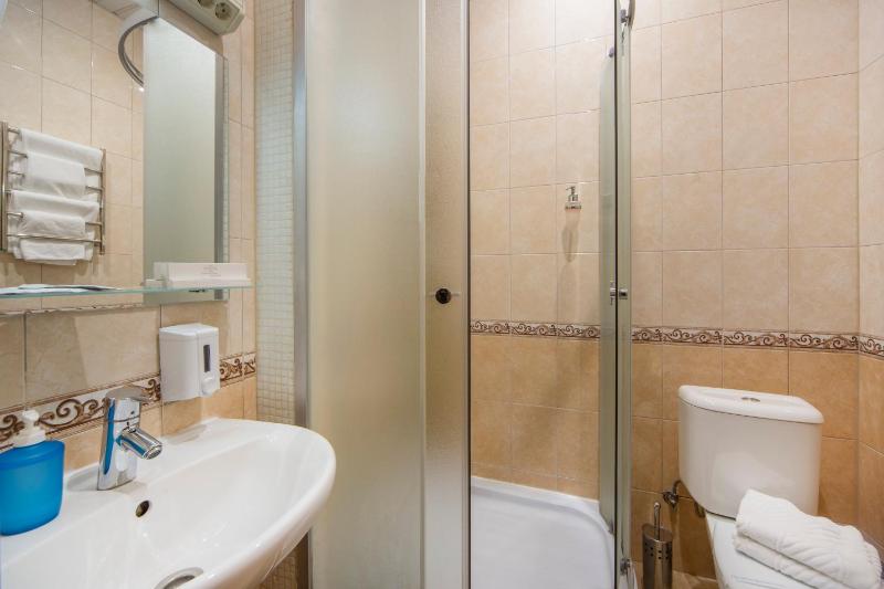 Standard Double or Twin Room image 3