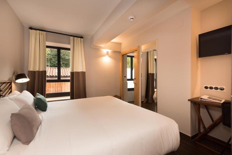 Standard Queen Room image 4